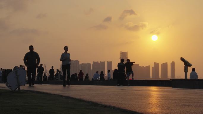 唯美夕阳下海边慢跑运动的人4k升格