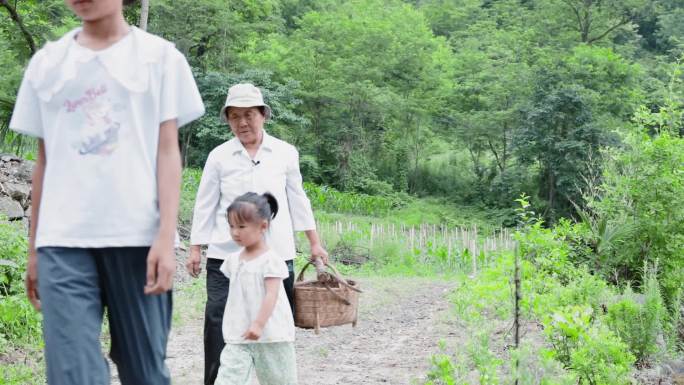 湖北农村山区老人孩子做饭贫困学生留守学生