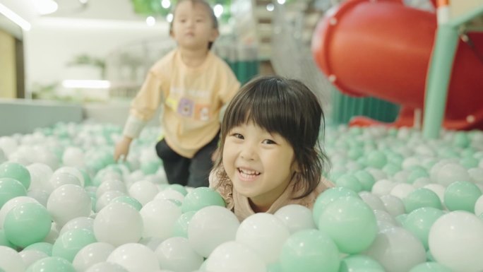 游乐园 小孩   小朋友 玩气球 微笑