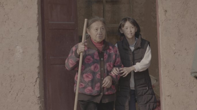 【4K灰度】贫困山区空乘老人留守儿童