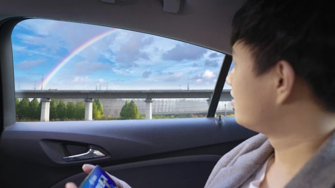 车窗外彩虹
