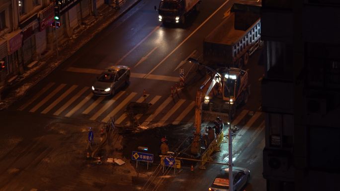 夜晚城市道路管道施工