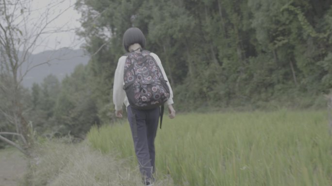 【4K灰度】农村女子背包出行背影