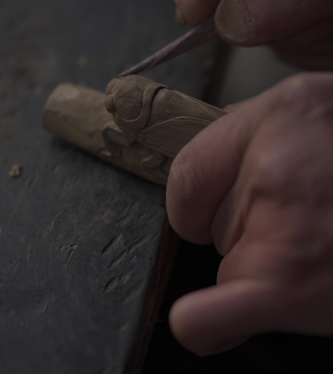 竖屏雕刻手艺人打磨木雕