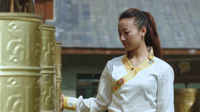 藏族青年美女转经筒