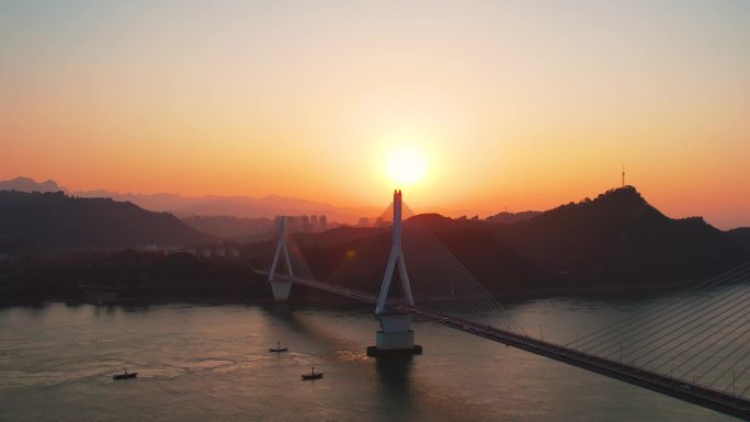 航拍宜昌夷陵长江大桥夕阳，夕阳长江大桥