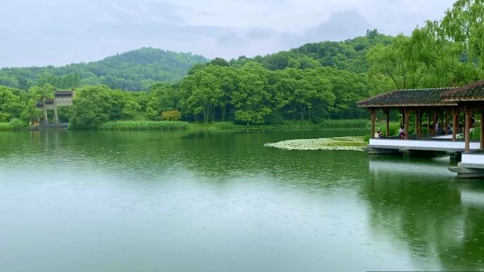 杭州西湖名胜风景浴鹄湾的雨天美景