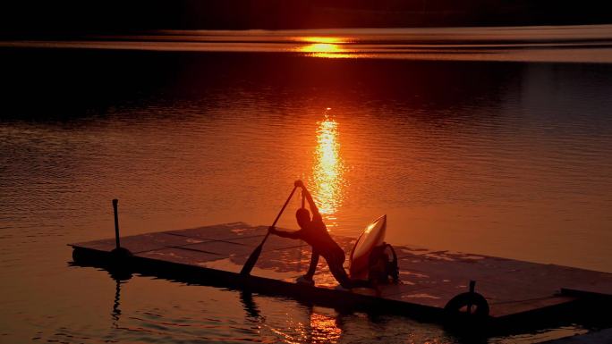 4K皮划艇运动员练习划水日落黄昏逆光剪影