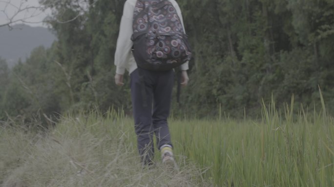 【4K灰度】乡村女青年背包出行背影
