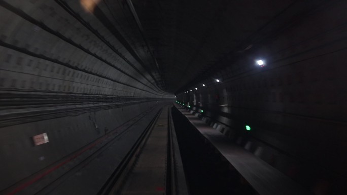 地铁隧道第一视角 平稳运行