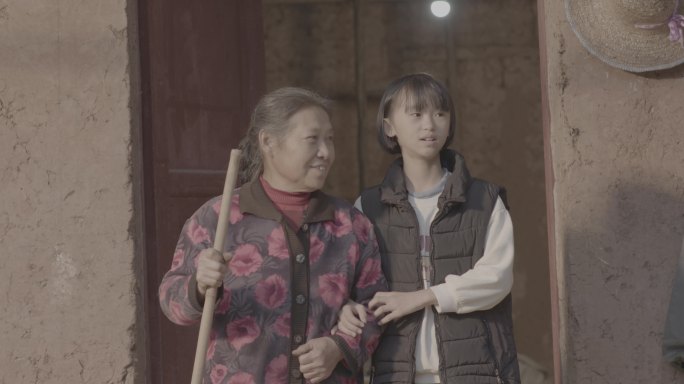 【4K灰度】孙女扶着祖母贫困山区