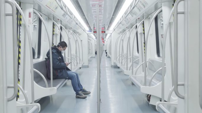 地铁最后一班的孤独男人