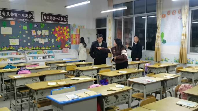 六一儿童节参观小学校园教室