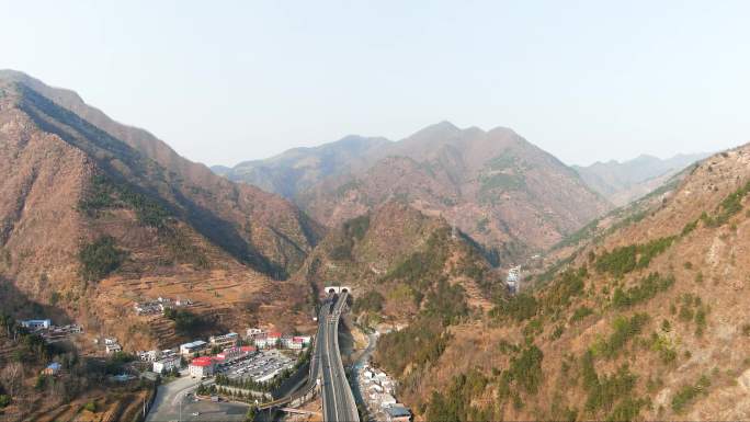 秦岭山中的高速公路