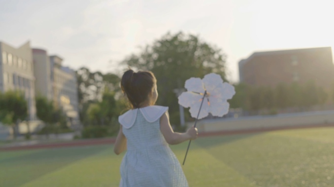 女孩风车奔跑