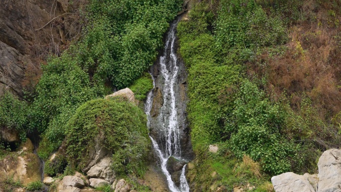 山泉瀑布林间小溪瀑布矿泉水饮用水水源山水