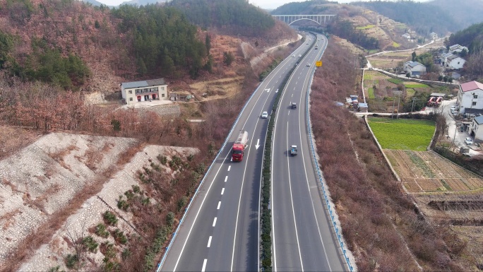 航拍秦岭大山中的高速公路