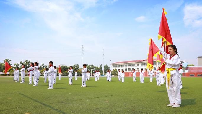 小学生操场表演跆拳道-2