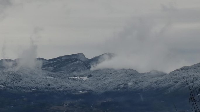 山区高山雪景雾流雾流云景延时拍摄