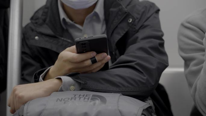 广州地铁人流上下班高峰期看手机