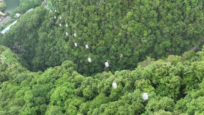 山间穿云坐索道