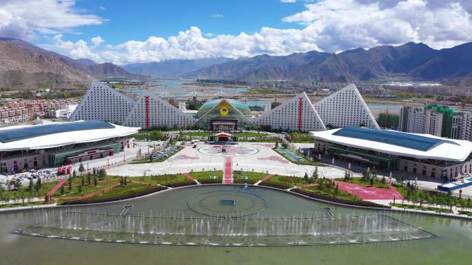 西藏经济 蓝天白云 高原蓝天 广场喷泉