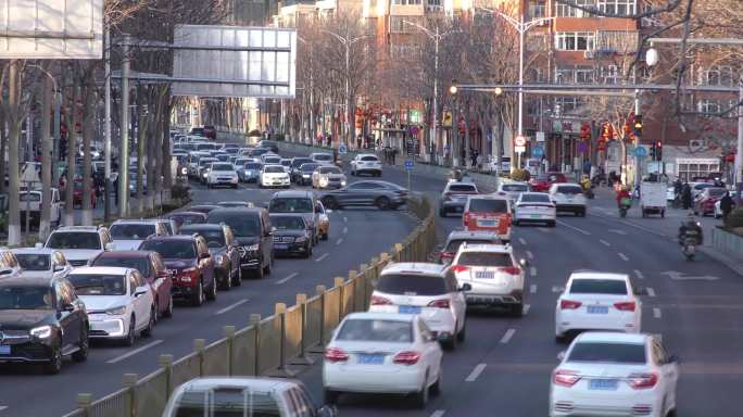 骑电瓶车地铁经过大城市早高峰城市生活打工