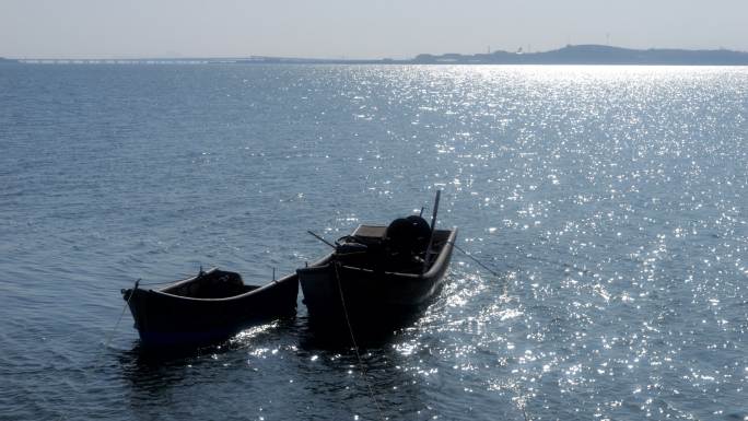 空镜头 海面波光粼粼 海边渔船 白柔