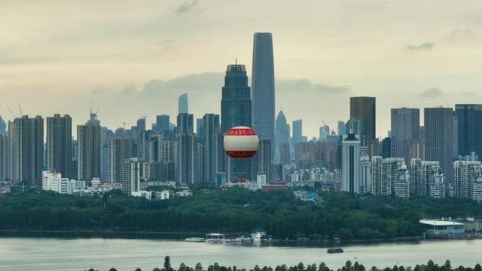 夏季武汉东湖热气球城市天际线日落航拍视角