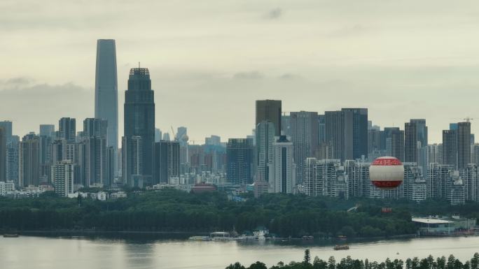 夏季武汉东湖热气球城市天际线日落航拍视角