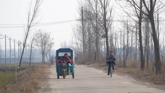 乡村农村公路上车辆行人经过三轮车自行车