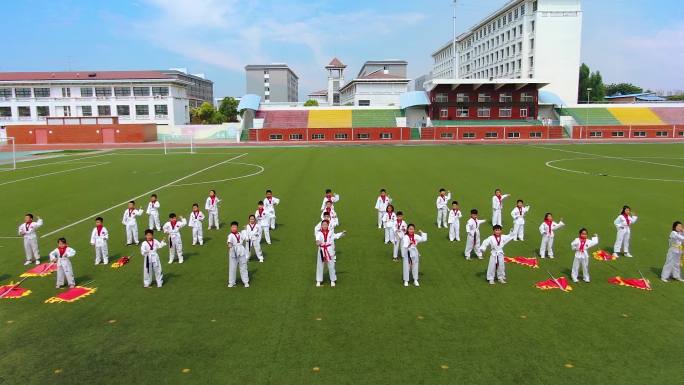 小学生操场表演跆拳道-1