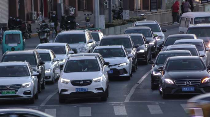 城市日出早晨清晨骑行街道骑车汽车上班车流