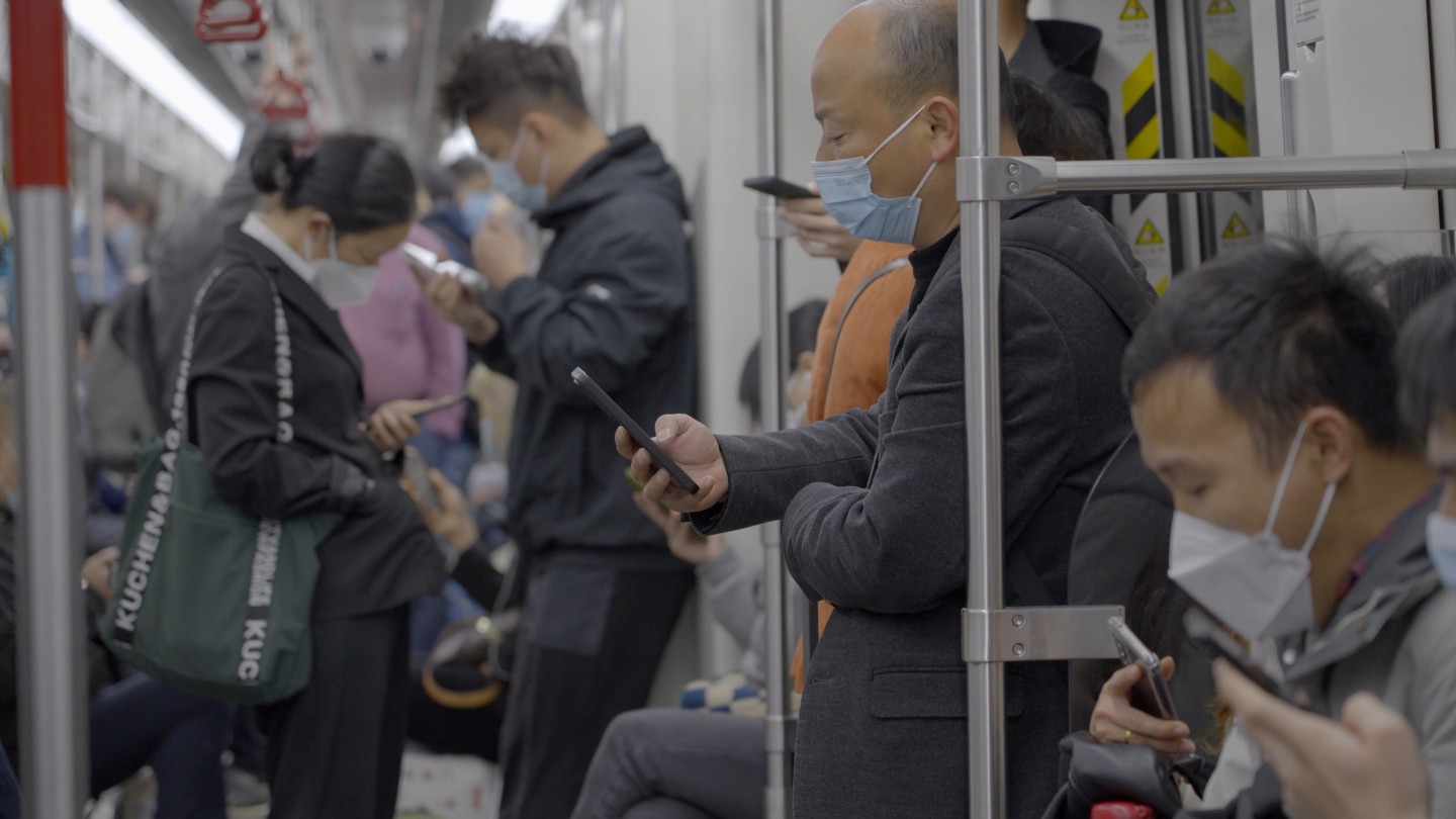 广州地铁人流上下班高峰期看手机