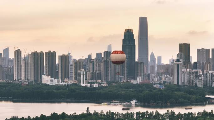 夏季武汉东湖热气球城市天际线日落航拍视角