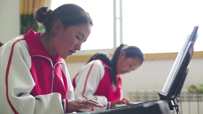 西藏藏族学生音乐课 学生学声乐