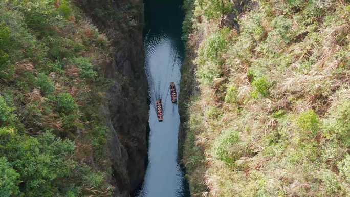 俯拍峡谷地缝行舟