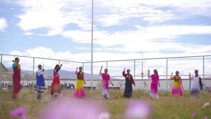 西藏高原少数民族学生 孩子们在草原上跳舞