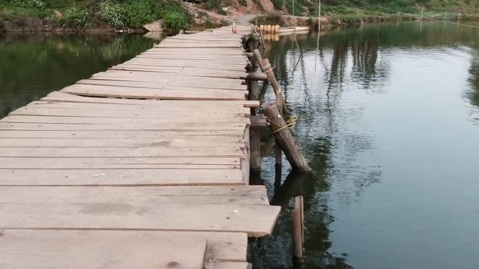 跨河小木桥桥面行走 家乡的小木桥板桥面