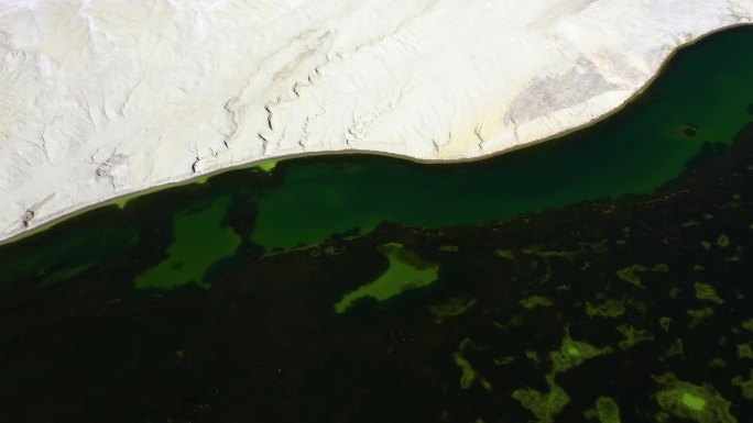 荒漠河流 干旱 泥土礁石 黄石 土地开裂