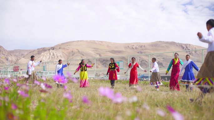 藏族学生课间舞蹈 格桑花 孩子与格桑花