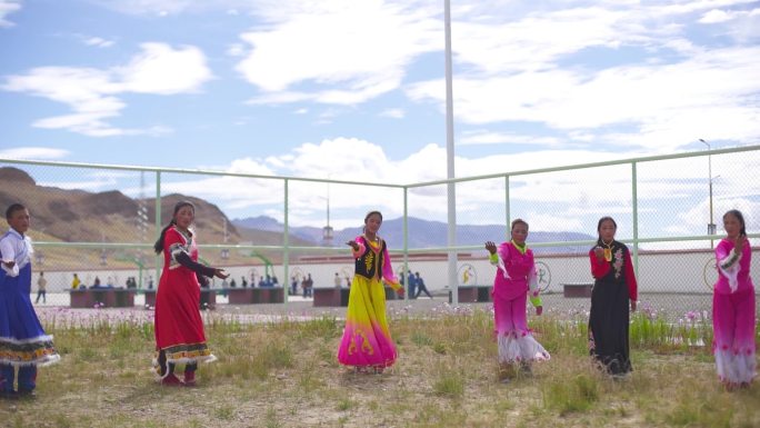 藏族学生做操 学生做课间操学生跳课间舞蹈