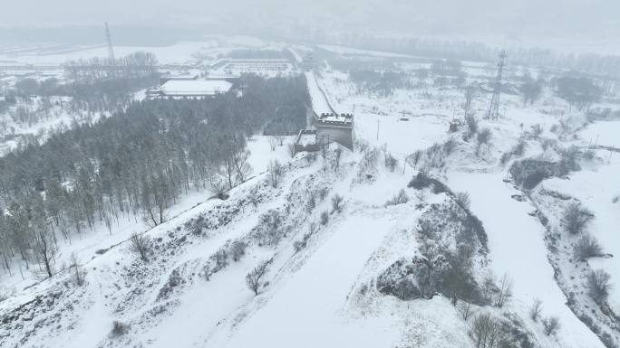 航拍山西朔州右玉杀虎口长城雪景