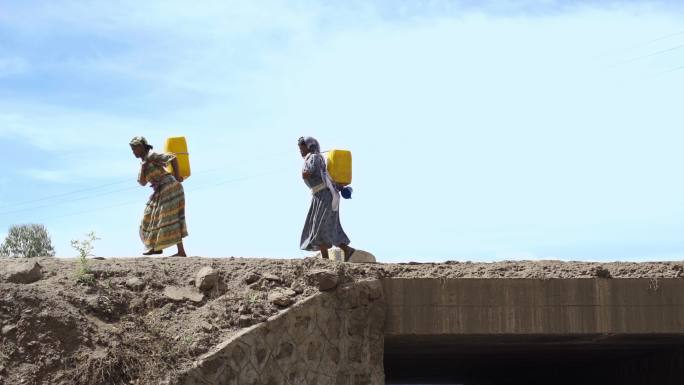 国外人文非洲埃塞俄比亚黑种人妇女生活用水