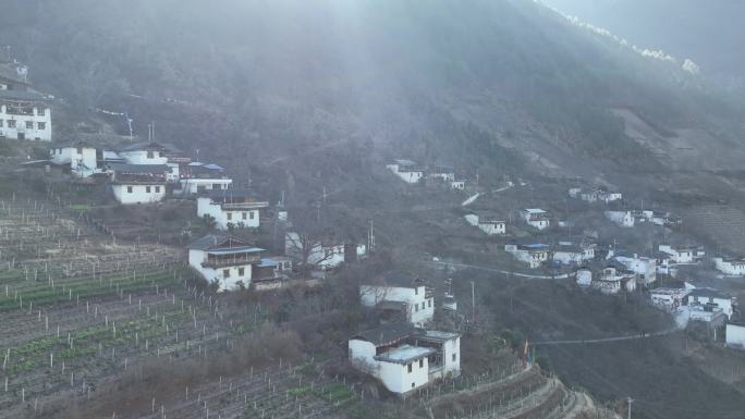 晨雾中的藏族村落