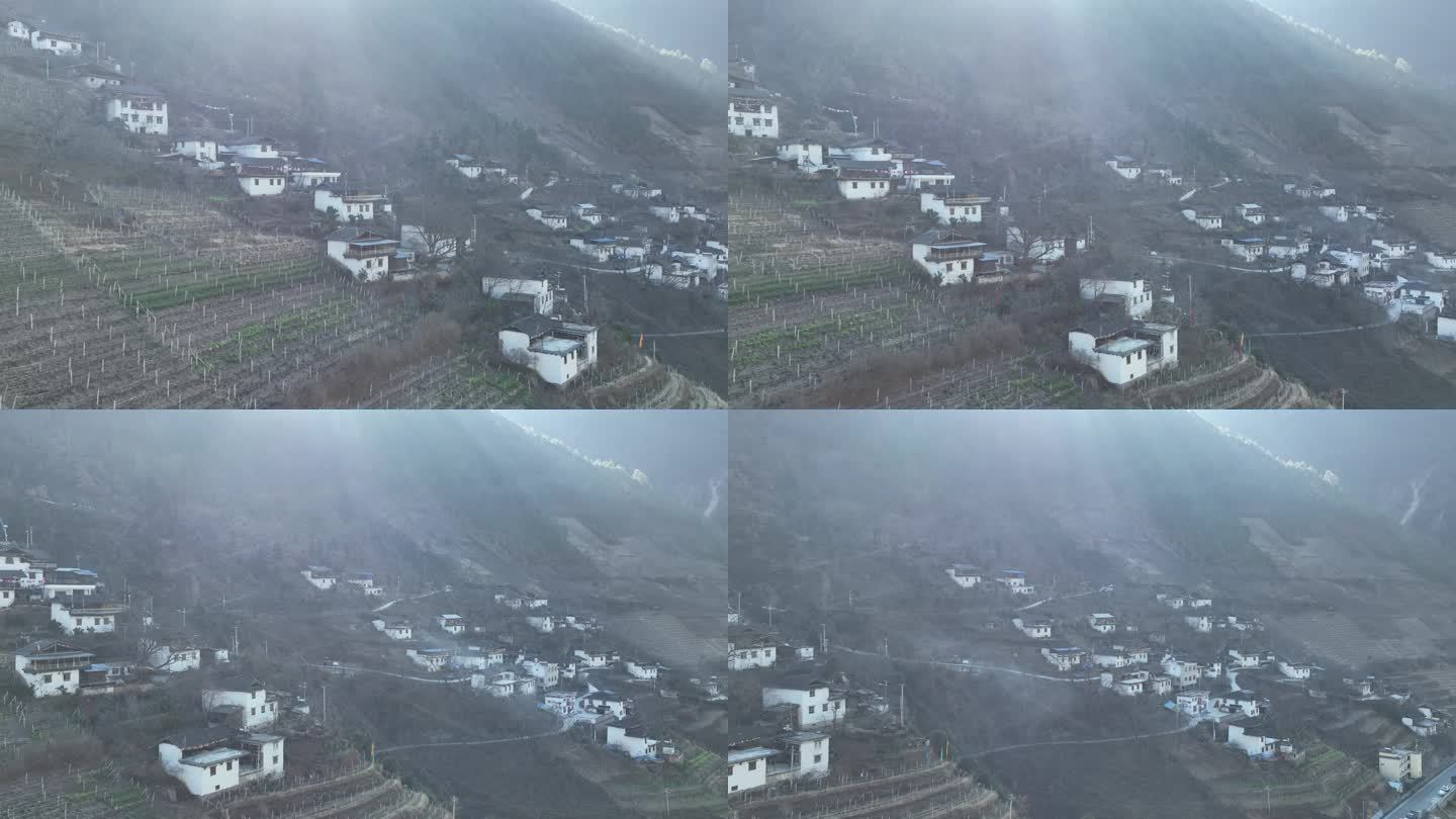 晨雾中的藏族村落