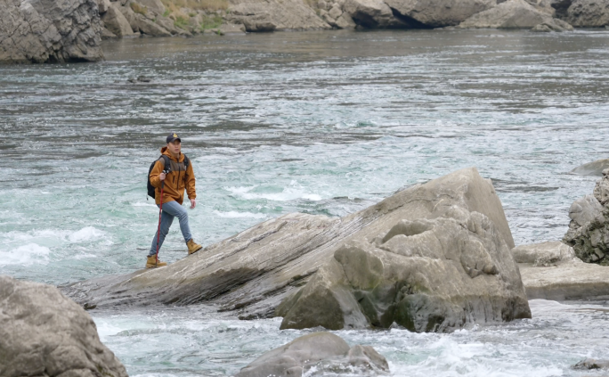 行者探险家跋山涉水的脚步探索自然旅行徒步