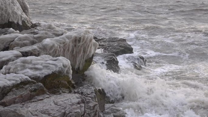 海浪拍打礁石——慢镜头浪花大海海水