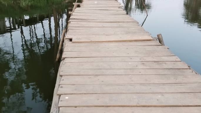 板桥面跨河小木桥 桥面行走 家乡的小木桥