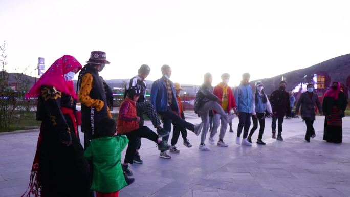 藏寨 藏族 少数民族 锅庄舞 跳锅庄舞步